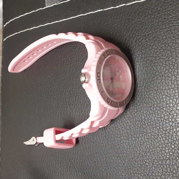 WOMANS PINK CAMOUFLAGE WATCH NRMINT CONDITION - Picture 7 of 7